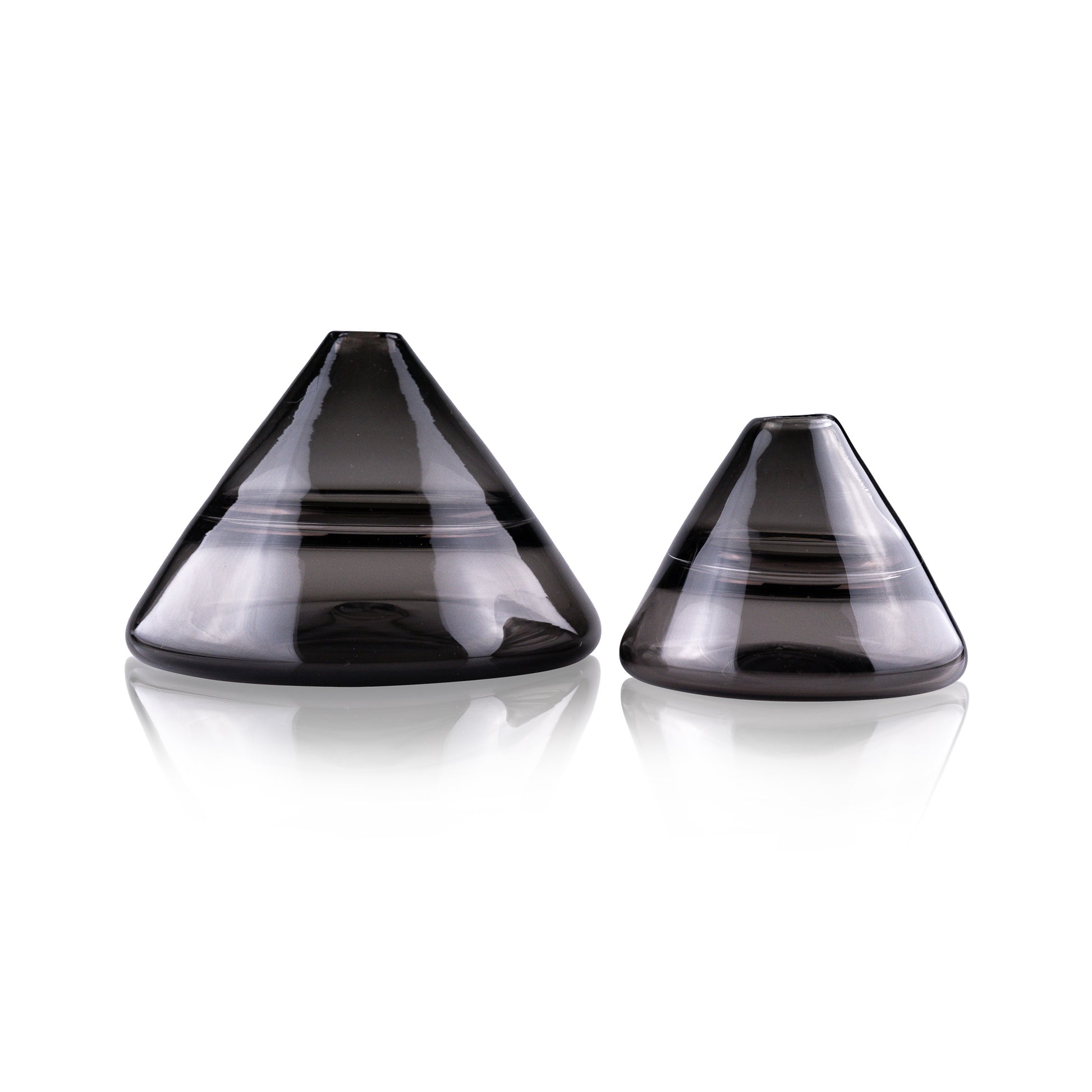 Unconventional halo vase with a conical shape, arranged in a staggered formation and reflected on a glossy surface, highlighting their sleek and contemporary design.