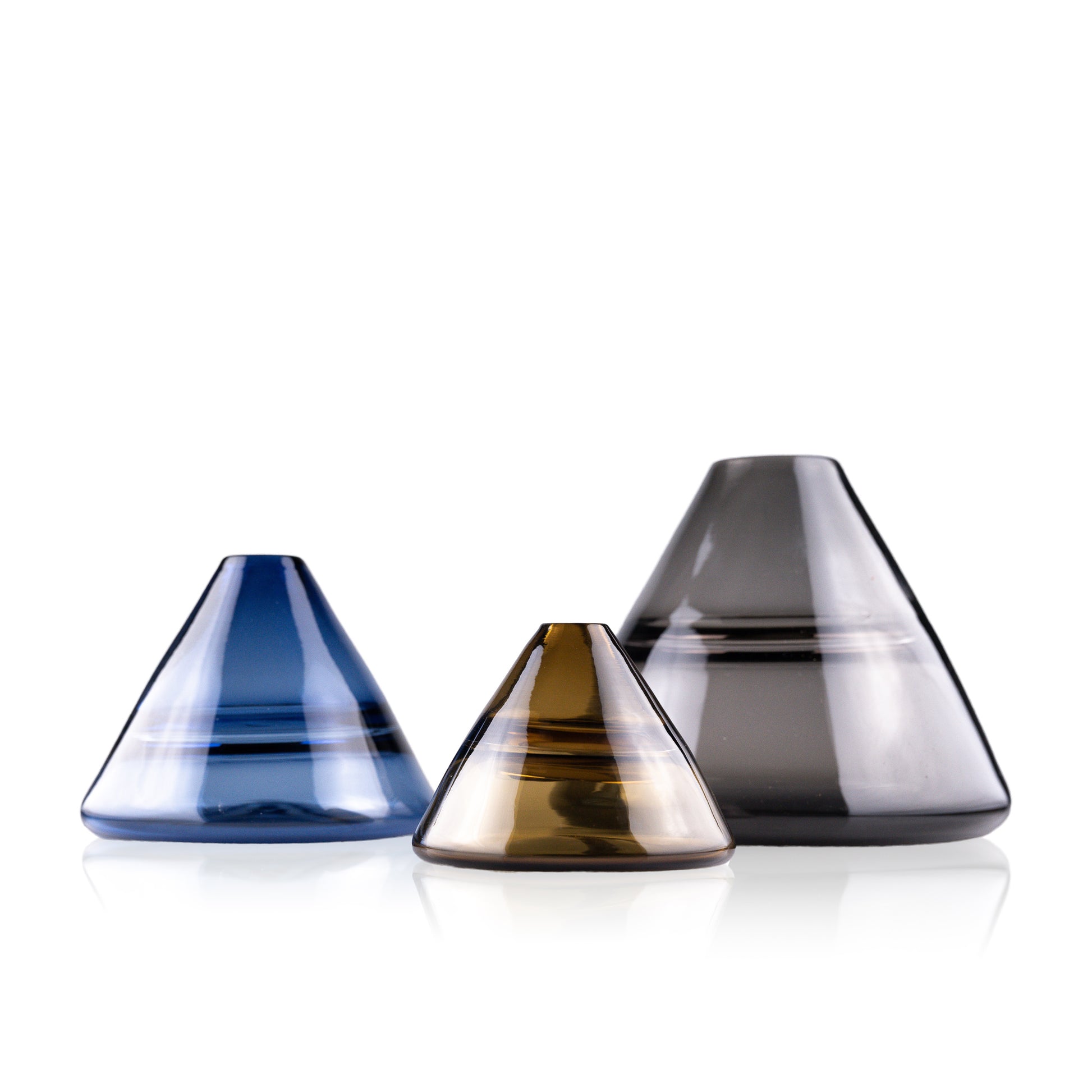 Unconventional halo vase with a conical shape, arranged in a staggered formation and reflected on a glossy surface, highlighting their sleek and contemporary design.